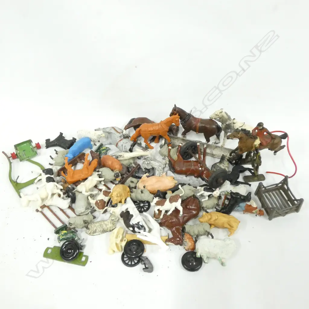 MIXED BOX DIE CAST & PLASTIC FARM ANIMALS Image 1++